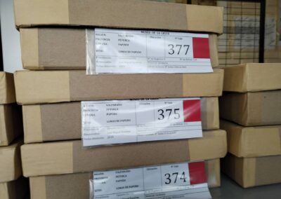 Detalle de las cajas con restos de hallazgos arquelógicos.