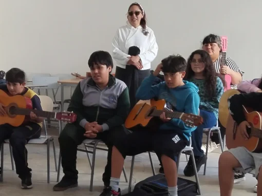Fundación Papudo inicia Taller de Guitarra para la comunidad Fundación Papudo inicia Taller de Guitarra para la comunidad