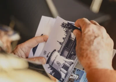 postales entregadas en conversatorio sobre patrimonio